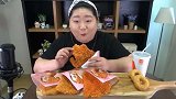 韩国胖妞吃韩式炸肉排，洋葱圈！