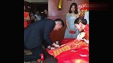 新郎给新娘穿鞋子，穿不进去，一旁的新娘都着急了！