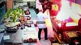 浙江一后厨油锅着火厨师竟用水灭 致火势扩大被拘10天