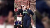 佟丽娅对粉丝跟拍不满抢手机冲向粉丝原来是有自己的小心机