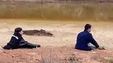 中学生湖边烧烤陷入淤泥