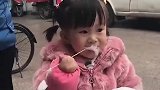 小朋友示范了棉花糖的正确吃法