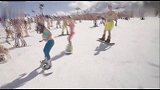 爆新鲜-20170402-俄罗斯民众穿比基尼滑雪欲破世界纪录
