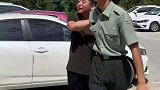 退伍军人回家后，家人相拥喜极而泣