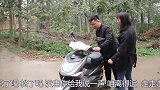 小雪回家的路上车子没电了，老同学帮忙推车，小雪有点不好意思