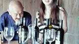 快点帮爷爷倒酒吧，老爷爷在一旁都急不可耐了