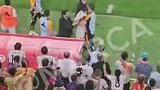 不是一袋是两袋！实拍吕迪格试图向裁判扔两袋冰块
