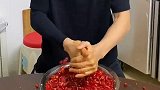 小伙子苦练搓辣椒的搞笑操作！