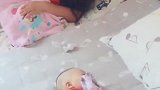 爸爸抱着小萝莉睡觉，而小儿子却抱着毛巾睡，感觉儿子是捡来的