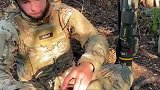 外国大兵坐着，悠闲的泡咖啡