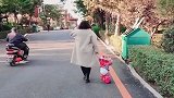 婆婆带孩子真让我哭笑不得，咱也不知道是跟谁打电话，咋也不敢问