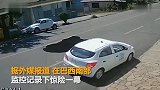 卡车碾过路面几秒后现大坑 后车被“吞”瞬间消失