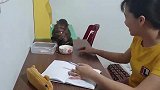 面对一碗的开心果，小猴子变得安静下来：你安心工作吧