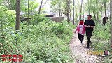 两个小偷来傻妞家偷东西，傻妞竟然还帮着俩人，结果被妈妈打一顿
