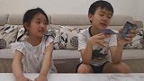 6岁妹妹第一次和10岁哥哥拍奥特曼卡牌，被哥哥捉弄