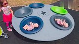 亲子游戏：萌娃小可爱带着玩具宝宝们外出玩耍！很好玩！