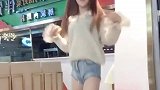 这个小姐姐笑容好甜美，让人心动，你喜欢这样的小姐姐吗