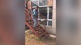 有点东西！大爷边颠球边倒着上楼梯 这操作你玩的来？