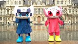 东京奥运吉祥物亮相法国巴黎 身穿雨衣显呆萌跳舞超可爱