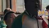 小男孩在音乐课上边唱边跳，台风十足完美的气氛担当