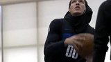 阿隆戈登一脸认真全情投入 魔术全队进行备战训练