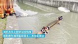 龙舟训练遇暗流侧翻，消防及时救起12名落水学生