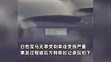 两辆特斯拉疑开斗气车抢道发生车祸，隔壁宝马也被撞翻：无妄之灾