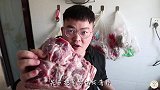 一斤过油肉拌二斤面，配上大蒜和馒头，老猫大口吃面真过瘾