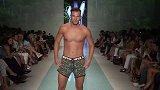 经典时尚男女模混搭走秀，T台模特身材凸显肌肉线条