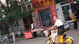 共享单车新功能，搬砖？ 脚踏板和车筐里摞着40多块砖头