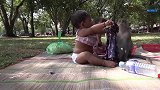 带孩子去公园玩，结果一只小猴子跑过来凑热闹，这是要跟着回家吗
