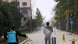 学生提前放假回家，保安大叔跟着消毒了一路