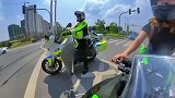 这就是骑手之间的默契，姑娘与交警偶遇，两人不由自主的击掌了