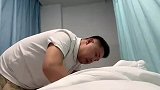 男子细心照顾产后妻子与宝宝