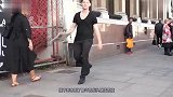 男子当街坐在空气上，过往路人看得呆住下一次不会被骗了