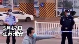 这枚废旧炮弹是工地工人无意丢到马路草坪上的。直至炮弹成功转移到排爆车内，这位特警的妻儿才终于松了口气正能量