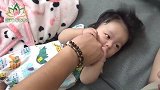 3个月宝宝吸吮着爸爸的手指，接下来一脸呆萌的小模样，太可爱了