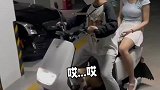 女子在自家车位停电动车,邻居多次发现后看不惯出言阻拦