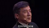 成龙又惹大事了，不小心得罪罗维被围，洪金宝叫一人瞬间解围