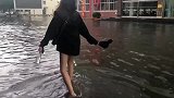 十几年难遇的暴雨，只能涉水回家了！