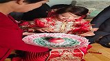 新娘抓喜钱，不舍得下手