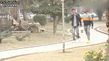 用剪刀悄悄剪断路人手中的香烟！皮这一下很开心？