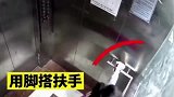小女孩用两块石头夹在电梯门中间，素质和年龄果然是两码事