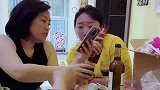 老公当着老婆面喂闺蜜，一个敢喂，一个敢吃！