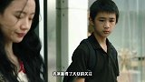 荣梓杉穿深蓝牛仔外套搭配运动款小白鞋，活力在线
