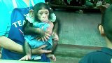 一只乖巧可爱的小猩猩，依偎在管理员的怀抱中，幸福的成长！