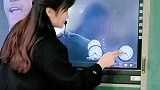 学生把老师的课件藏时钟下