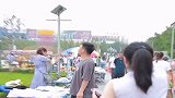 街头整蛊路人，美女都送上门了还被大哥嫌老，这颗心都快被扎穿了