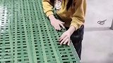 女娃帮父母干活，父母见状感到很欣慰