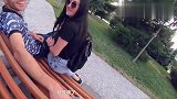 拿着巫婆玩偶在背后吓路人，几个壮汉被吓的起身逃跑